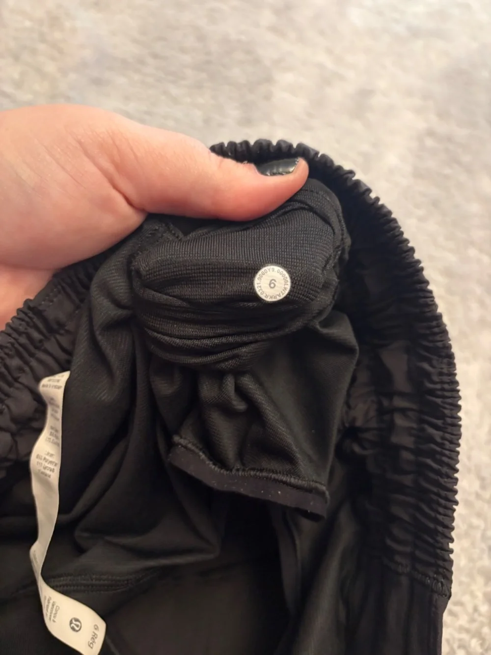 Lululemon 2.5" Black Hotty Hot Shorts Size 6 - Picture 7 of 7